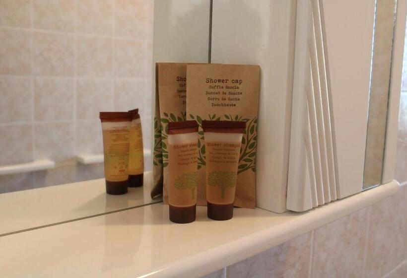 标准三人间共用浴室, B&b Montagano