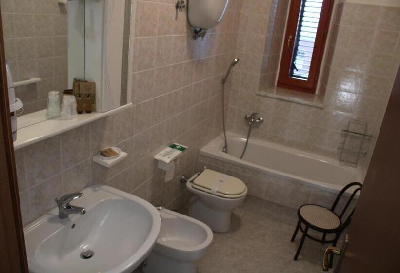 标准三人间共用浴室, B&b Montagano