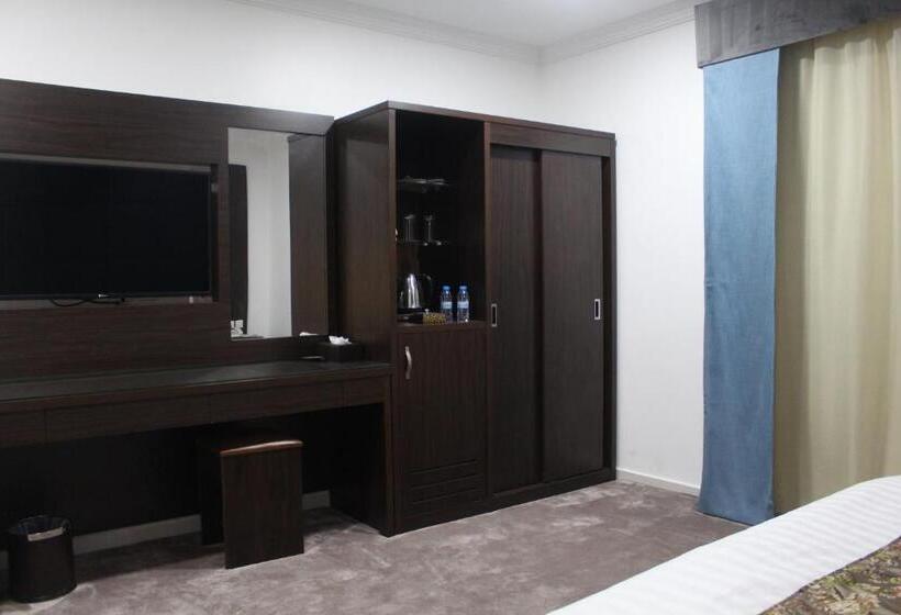 جناح جونيور, فندق ابرال