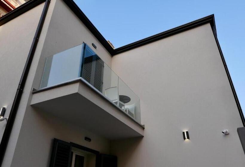 Номер Deluxe с Балконом, Oneira Rooms