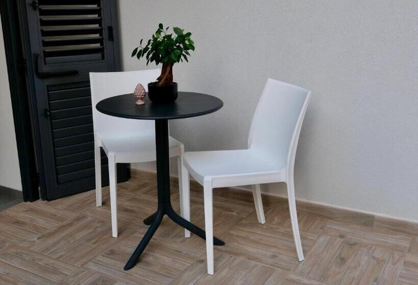 Номер Стандарт с Террасой, Oneira Rooms