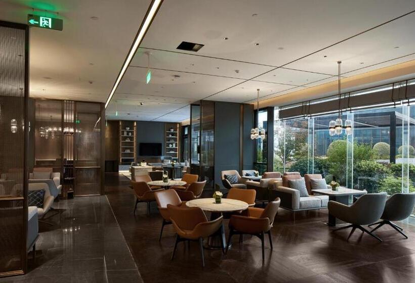 带大床的经典房间, Intercontinental Hangzhou Liangzhu, An Ihg