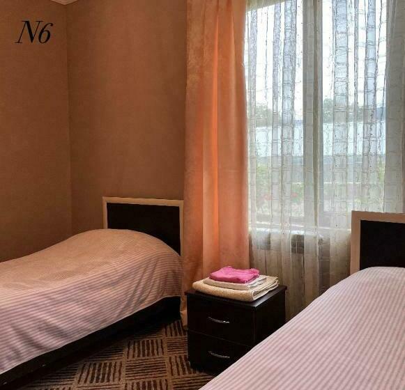 اتاق استاندارد سه نفره, Artina Guest House