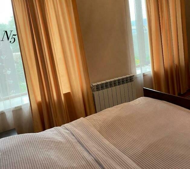 اتاق استاندارد سه نفره, Artina Guest House