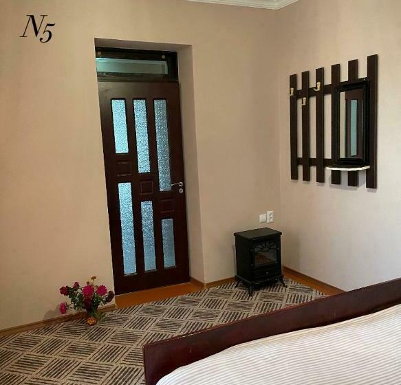 اتاق استاندارد سه نفره, Artina Guest House