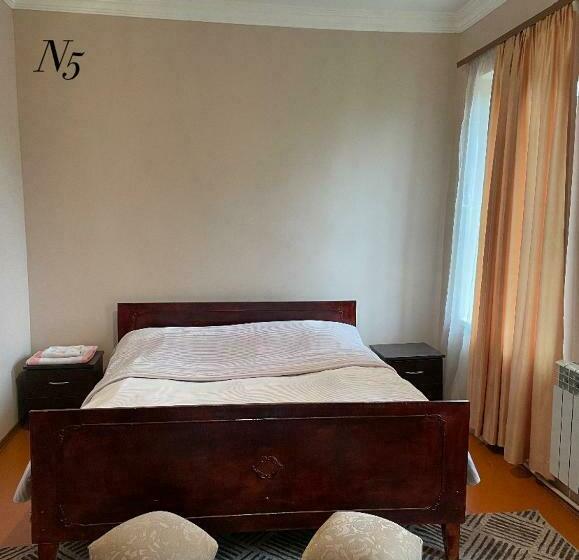 اتاق استاندارد سه نفره, Artina Guest House