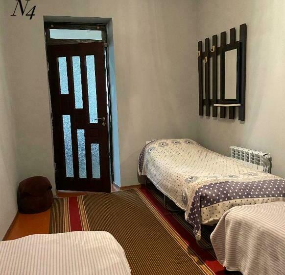 اتاق استاندارد سه نفره, Artina Guest House
