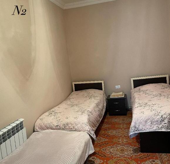 اتاق استاندارد سه نفره, Artina Guest House