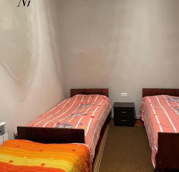 اتاق استاندارد سه نفره, Artina Guest House