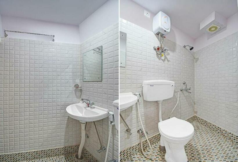 Номер Стандарт, Goroomgo Vhyom Sky Palace Near Sakherbazar Metro Station Kolkata
