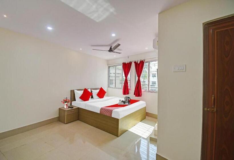 Номер Deluxe, Goroomgo Vhyom Sky Palace Near Sakherbazar Metro Station Kolkata
