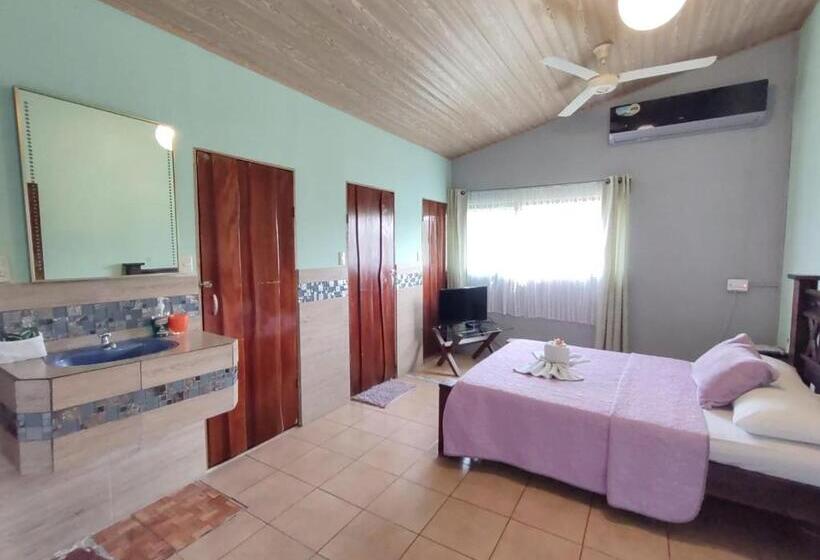 Апартаменты 1 Спальня, The Corner Airbnb