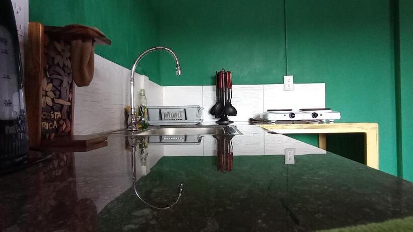 Апартаменты 1 Спальня, The Corner Airbnb