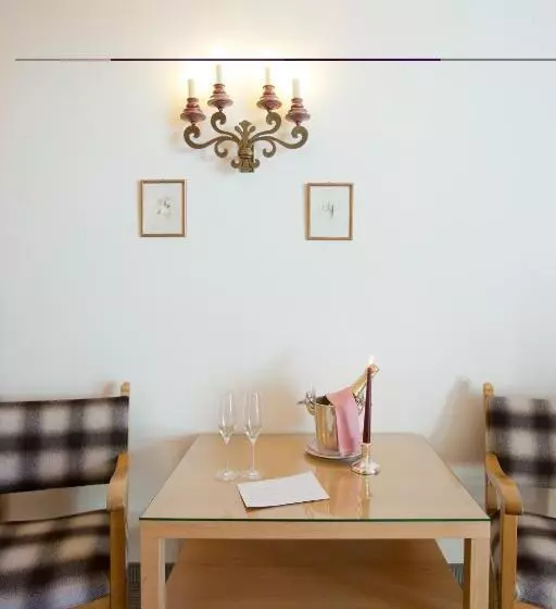 Standard-huone, Angela