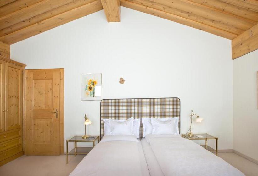 高级大房间, Angela