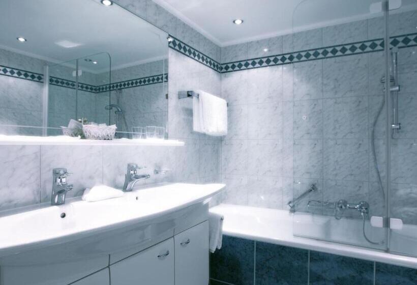 小型套房, Angela