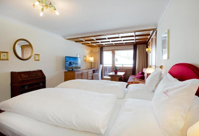 小型套房, Angela