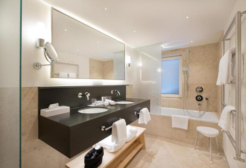 高级小型套房, Angela