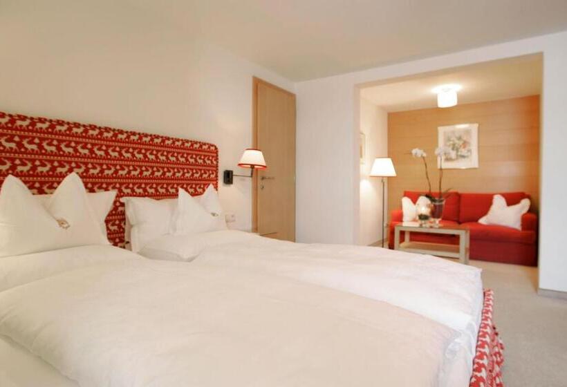 高级小型套房, Angela