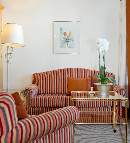 高级小型套房, Angela