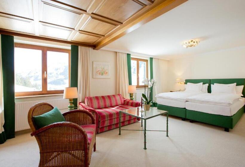 高级小型套房, Angela