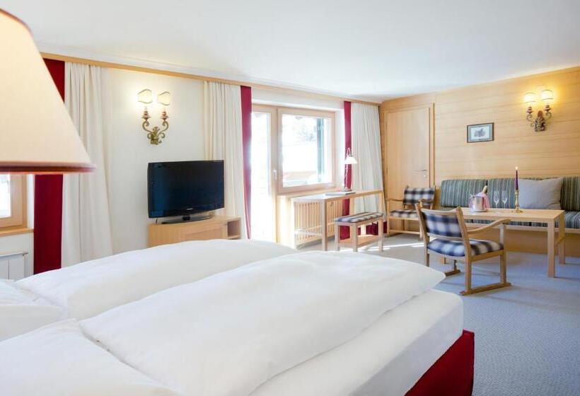 高级小型套房, Angela