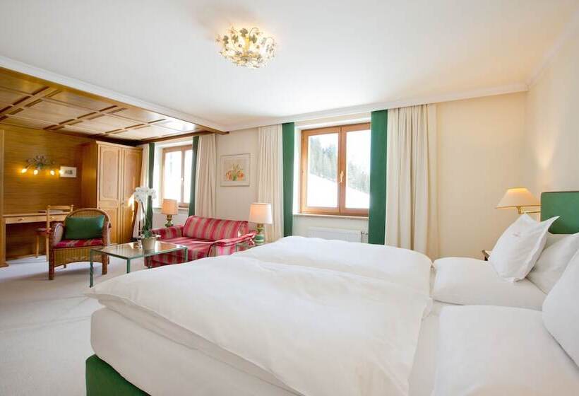 高级小型套房, Angela