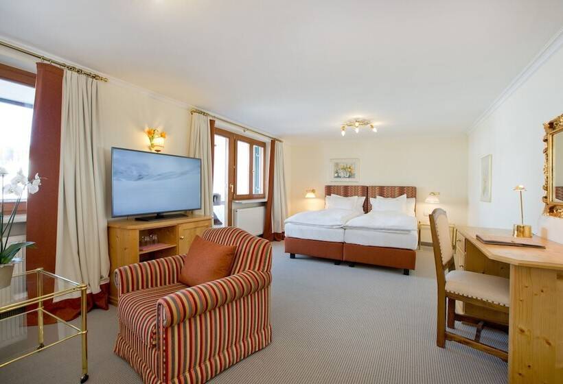 高级小型套房, Angela