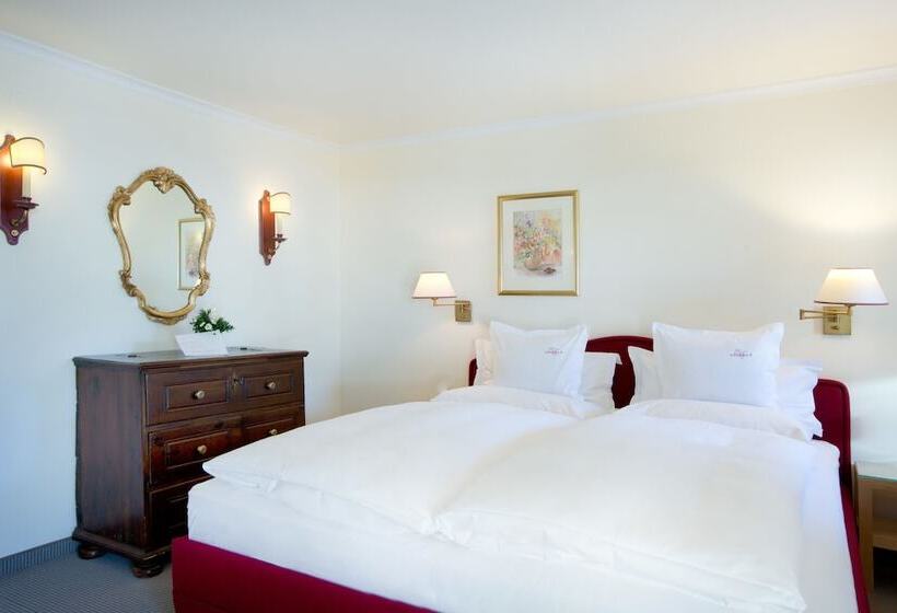 高级小型套房, Angela