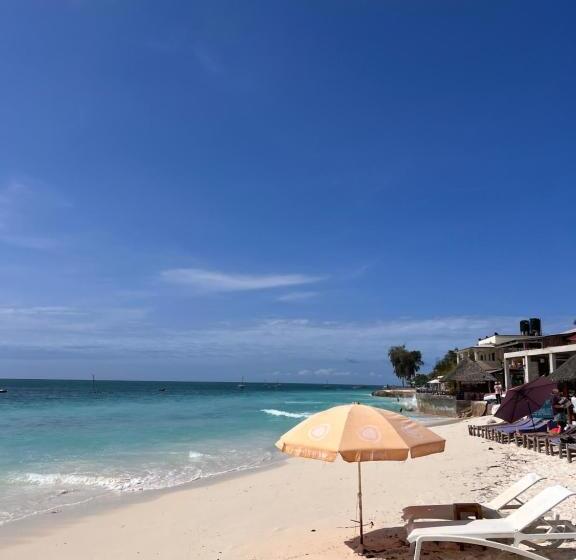 اتاق لوکس با چشمانداز باغ, Nungwi Beach Front