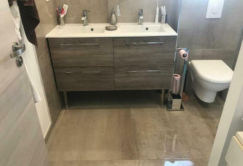 غرفة قياسية مزوَّدة بتراس, Maison Lilomel