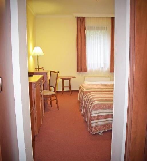 غرفة قياسية ثلاثية, Geréby Kúria Hotel és Lovasudvar