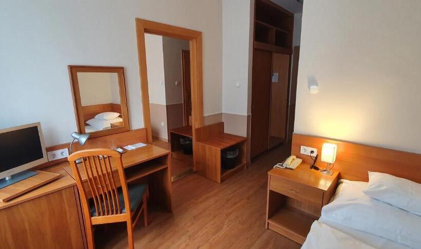 标准三人间, Baross