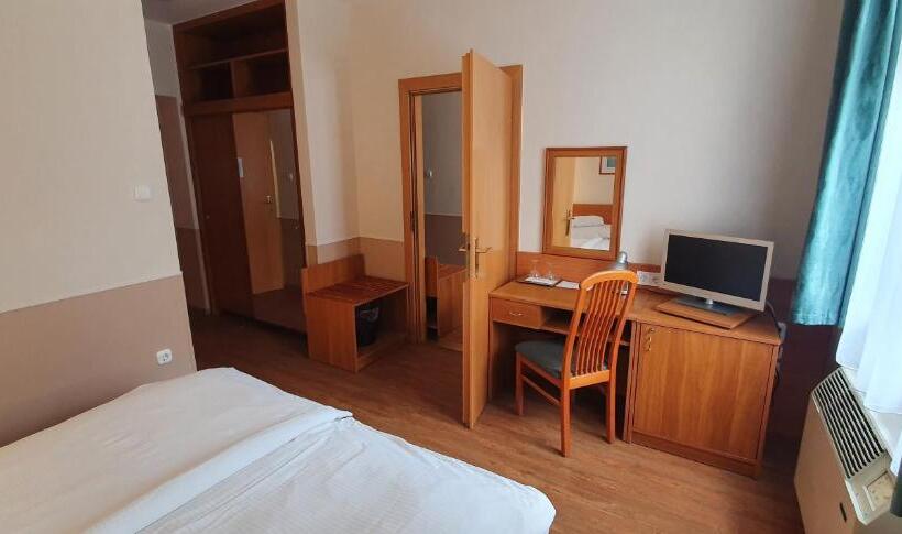 标准三人间, Baross