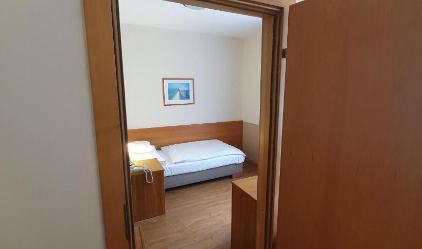 标准三人间, Baross