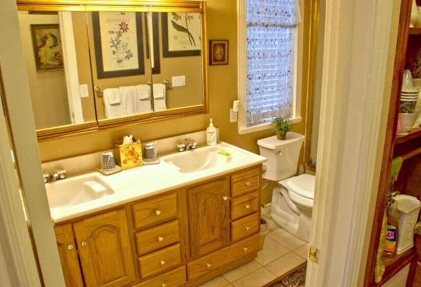 Люкс, Big Yellow Inn