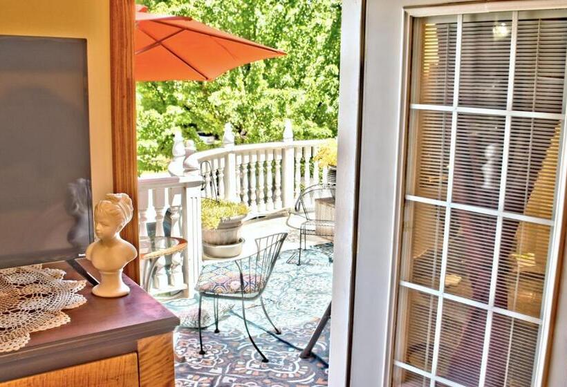 Номер Стандарт с Балконом, Big Yellow Inn