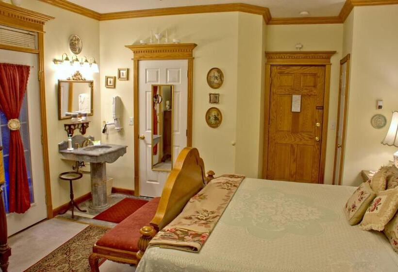 Номер Стандарт с Балконом, Big Yellow Inn