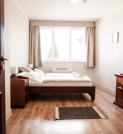Standard-huone, Mathias Rex