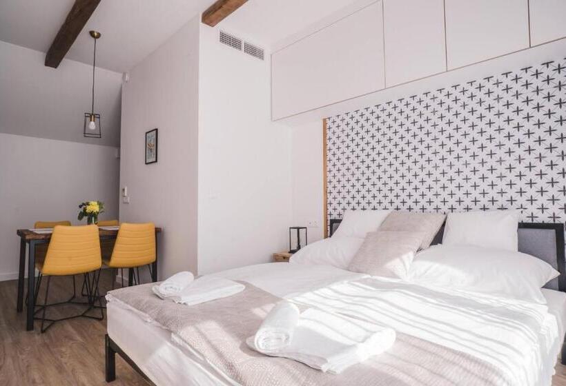 Апартаменты 2 Спальни, Mathias Rex