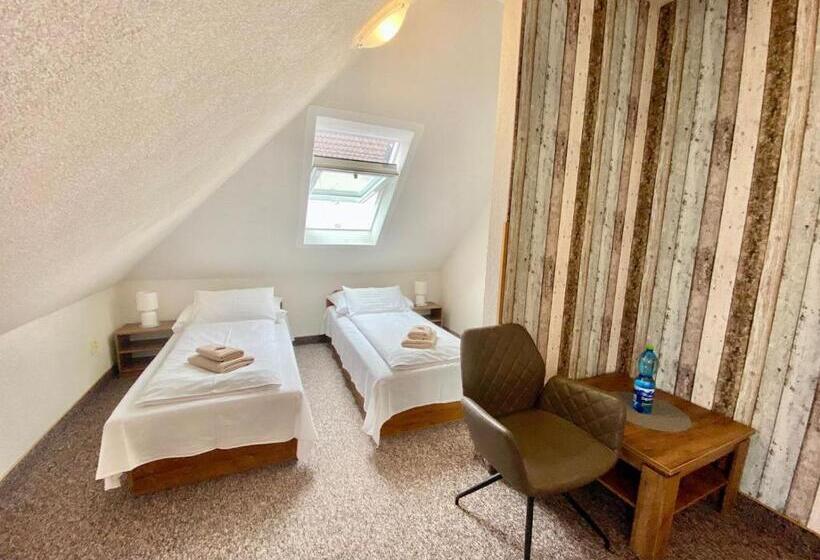 חדר סטנדרט לשלושה, Penzión Tiberia