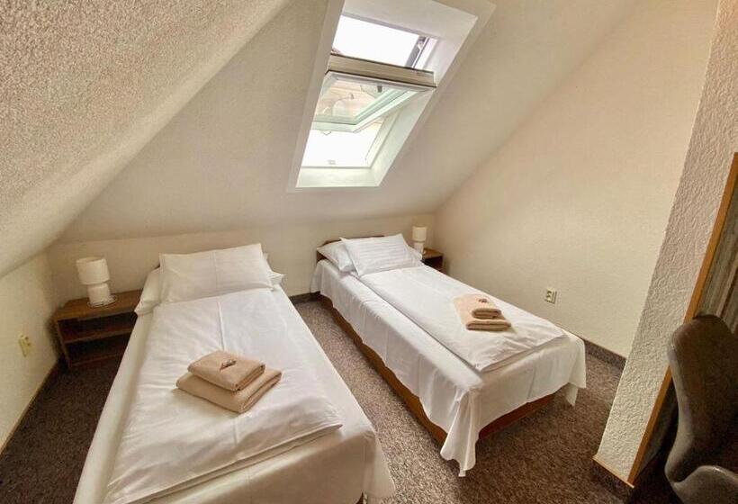 חדר סטנדרט לשלושה, Penzión Tiberia