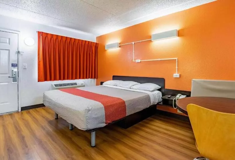 Standard Room King Size Bed, Motel 6joliet, Il  I80