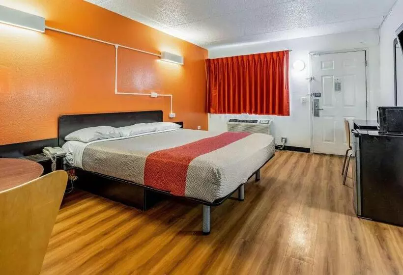 Standard Room King Size Bed, Motel 6joliet, Il  I80