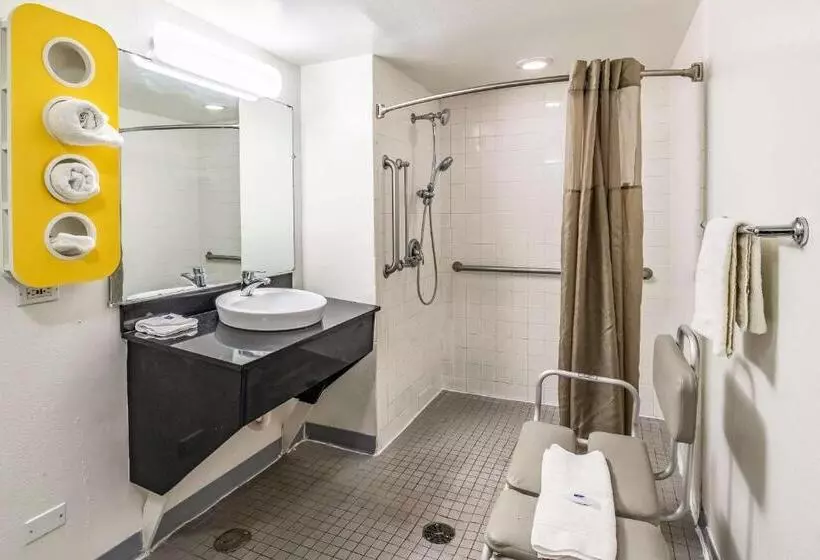 Standard Room King Bed Adapted for people with reduced mobility, Motel 6joliet, Il  I80