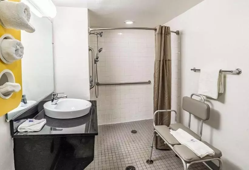 Standard Room King Bed Adapted for people with reduced mobility, Motel 6joliet, Il  I80
