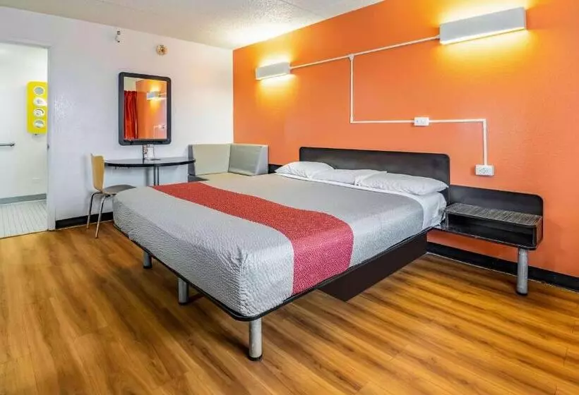 Standard Room King Bed Adapted for people with reduced mobility, Motel 6joliet, Il  I80
