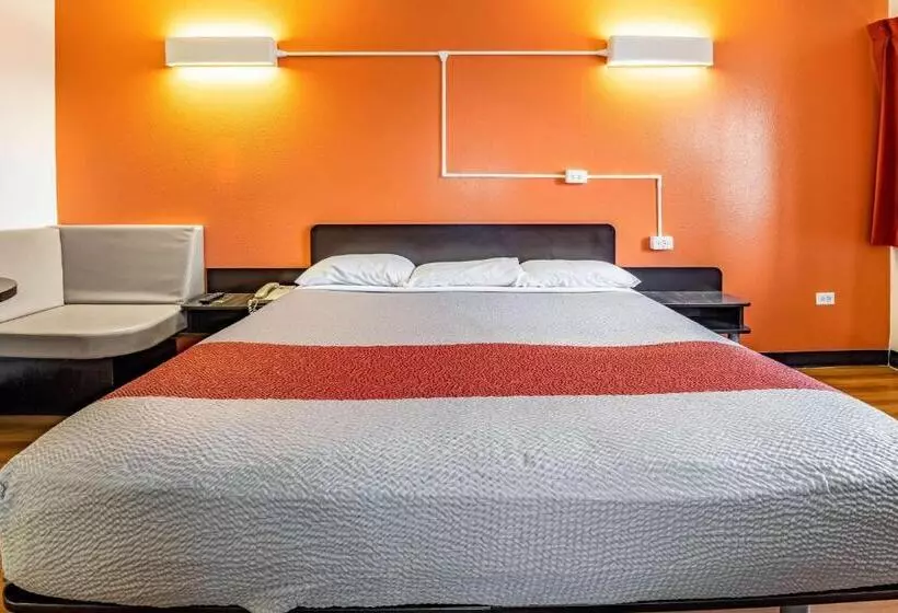 Standard Room King Bed Adapted for people with reduced mobility, Motel 6joliet, Il  I80