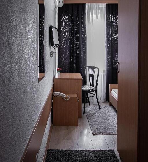 اتاق استاندارد یک نفره, Moment