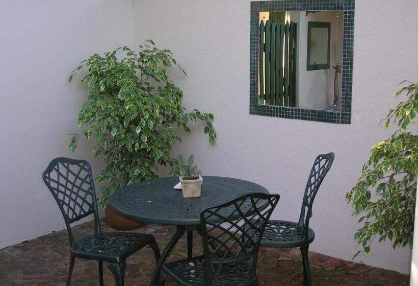 标准房带园景, The Old Trading Post